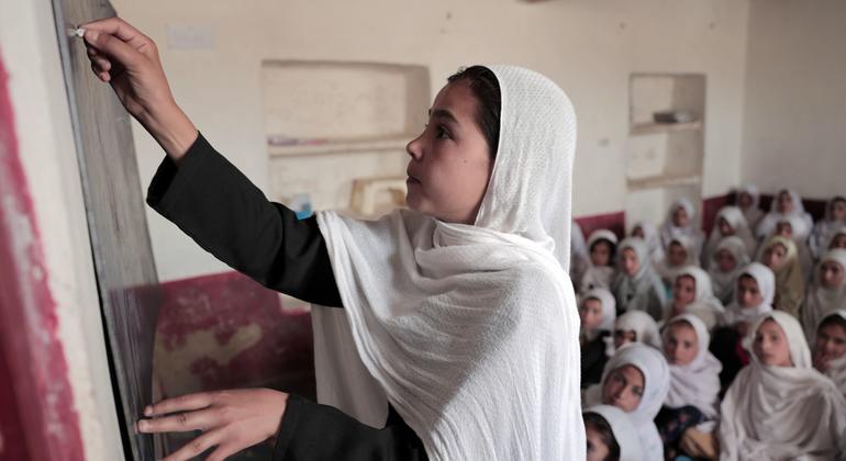 Girls+attend+an+Accelerated+Learning+Centre+%28ALC%29+class+in+Wardak+Province+in+the+central+region+of+Afghanistan.